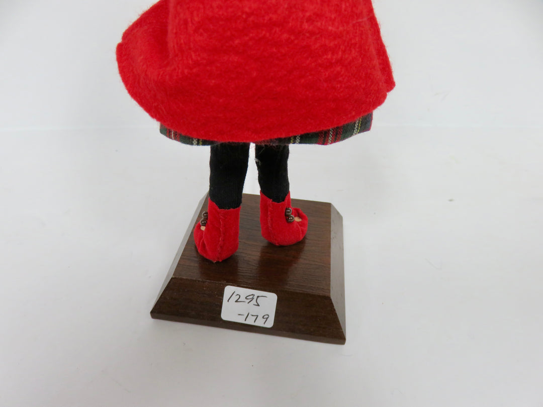 Simpich Christmas Caroler