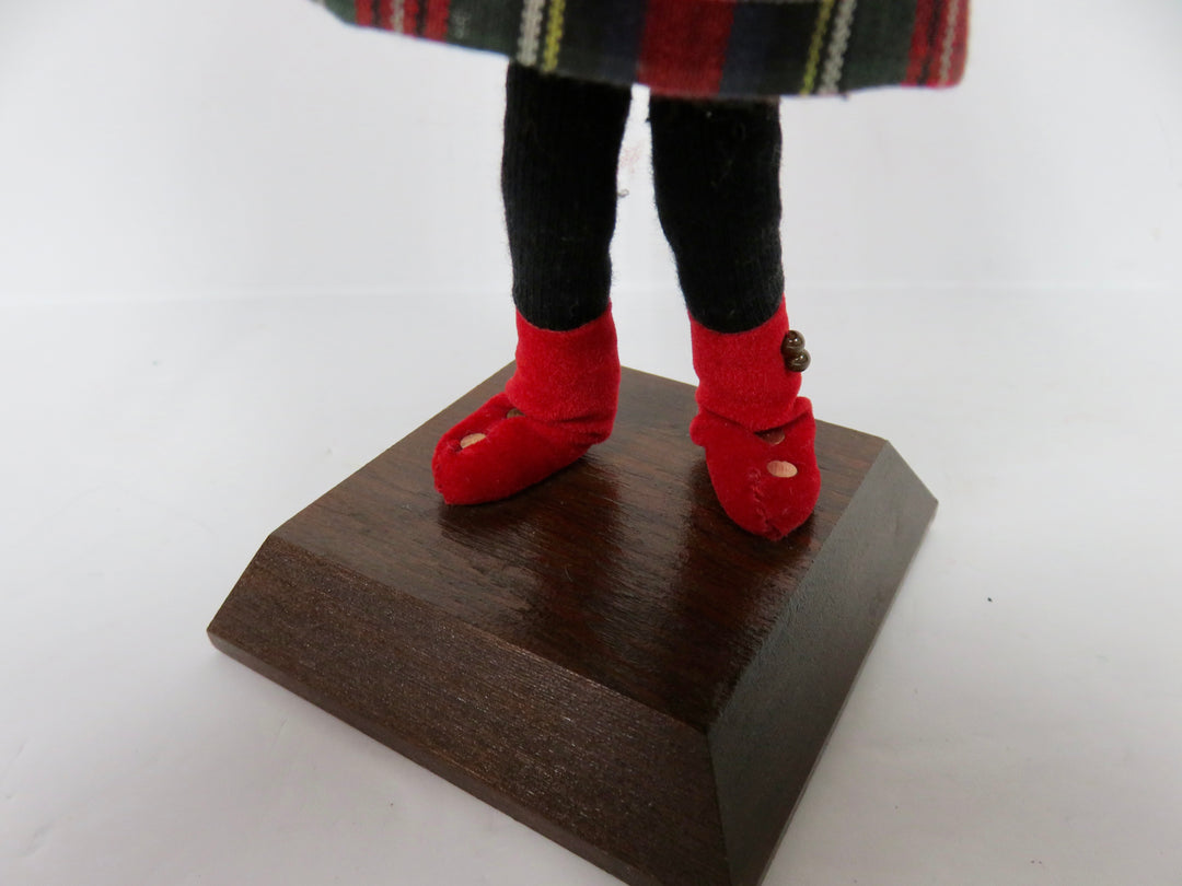 Simpich Christmas Caroler