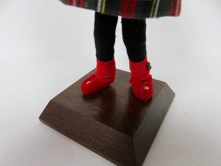 Simpich Christmas Caroler