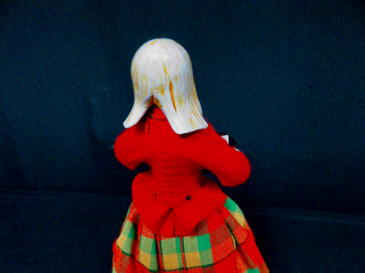Simpich Christmas Caroler