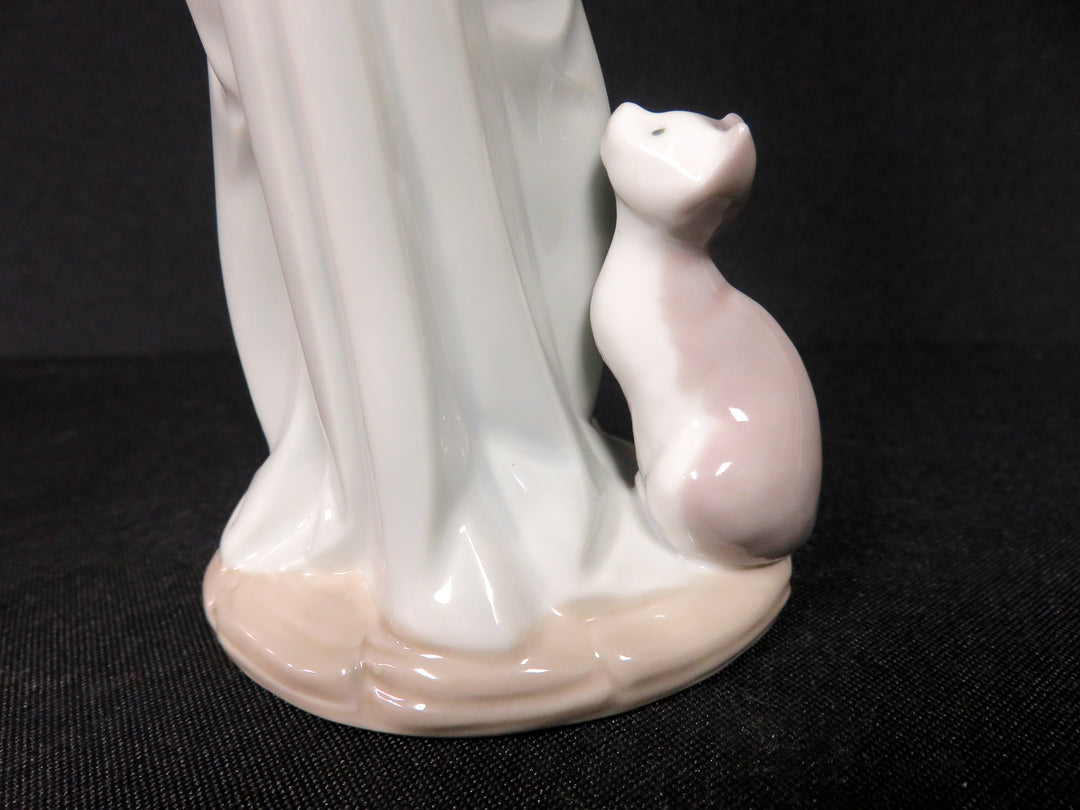 Lladró Girl Figurine