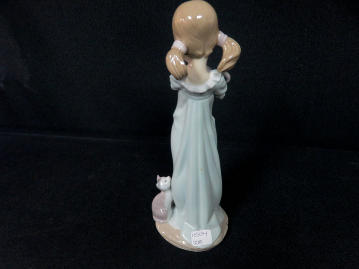 Lladró Girl Figurine