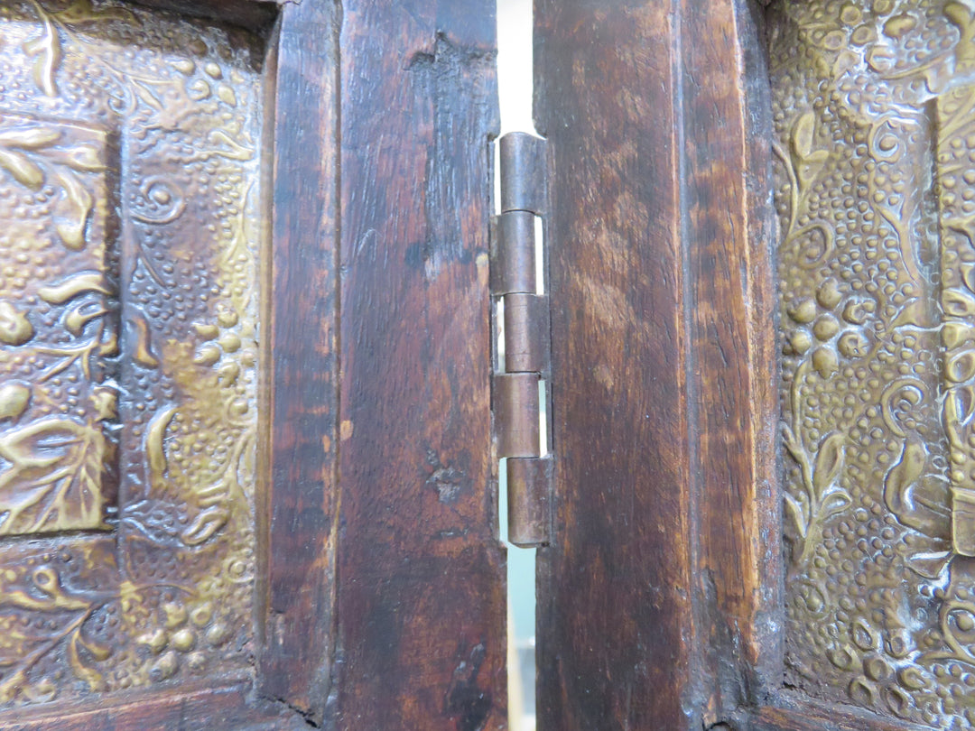 Three Panel Embossed Screen