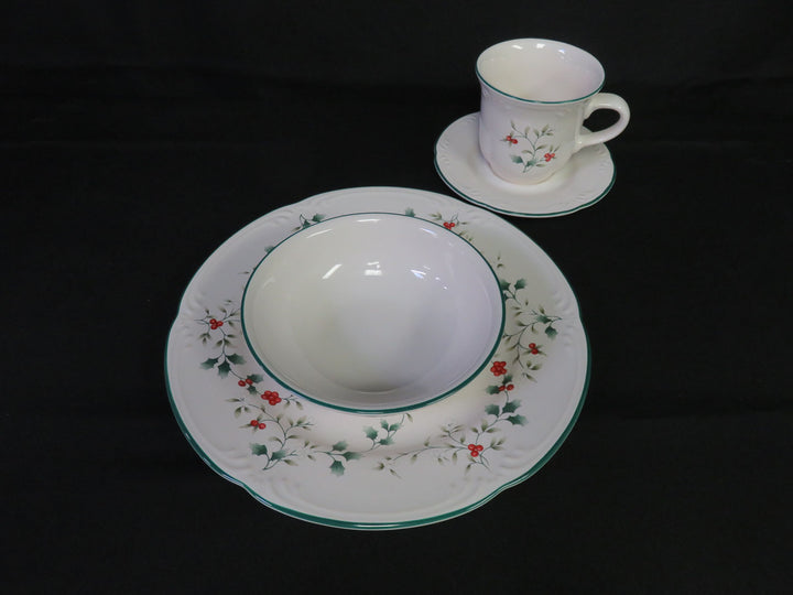 Pfaltzgraff Winterberry Dish Set