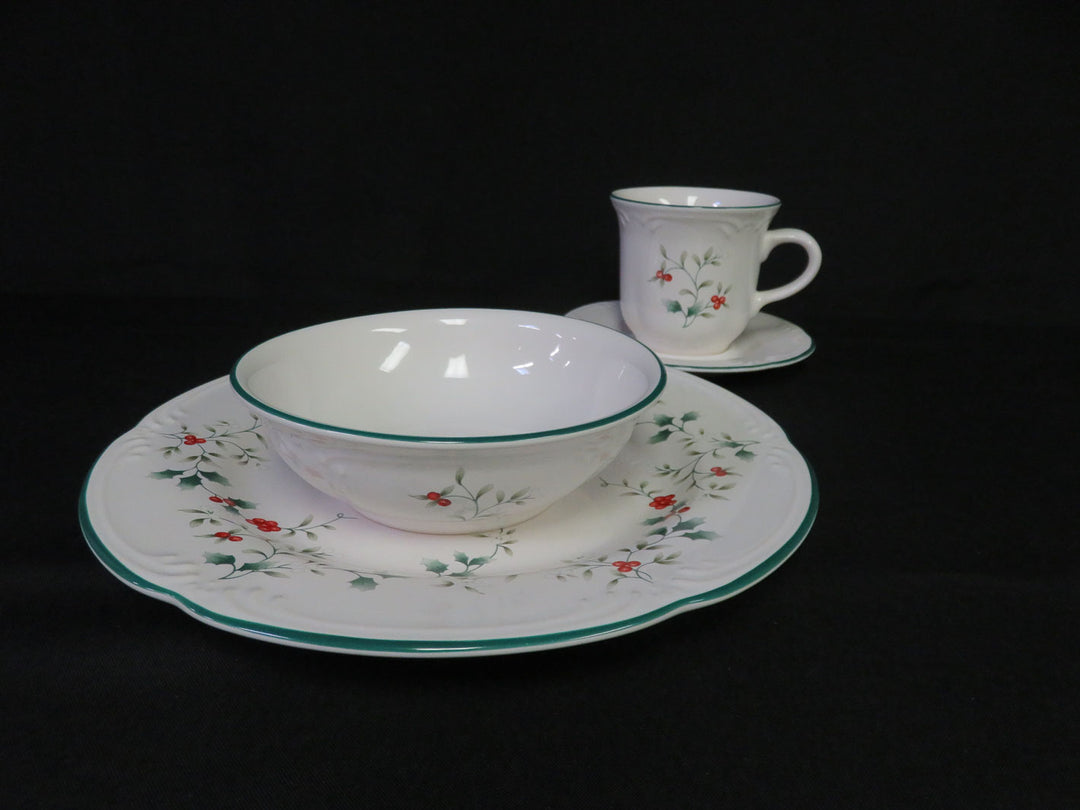 Pfaltzgraff Winterberry Dish Set