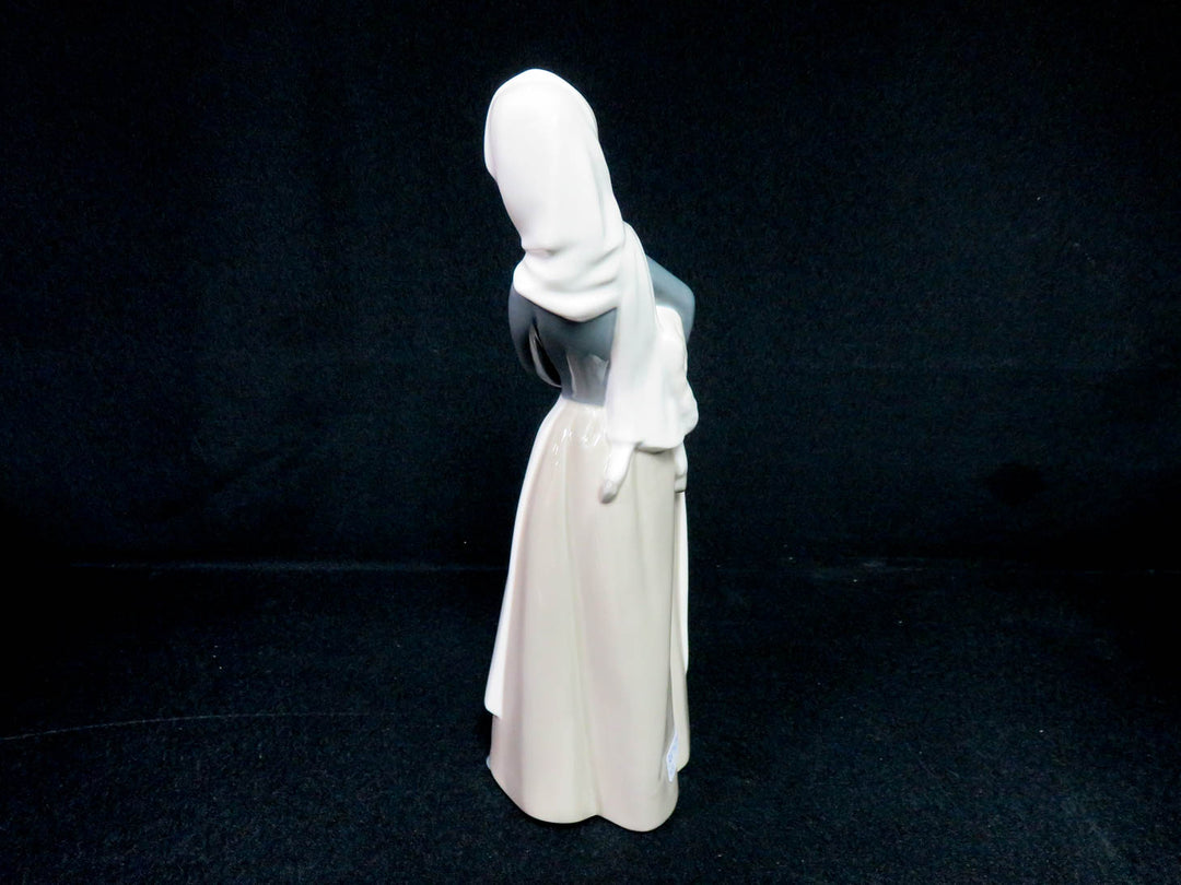 Lladró Girl Figurine