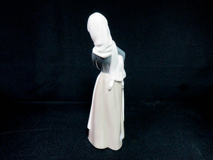 Lladró Girl Figurine