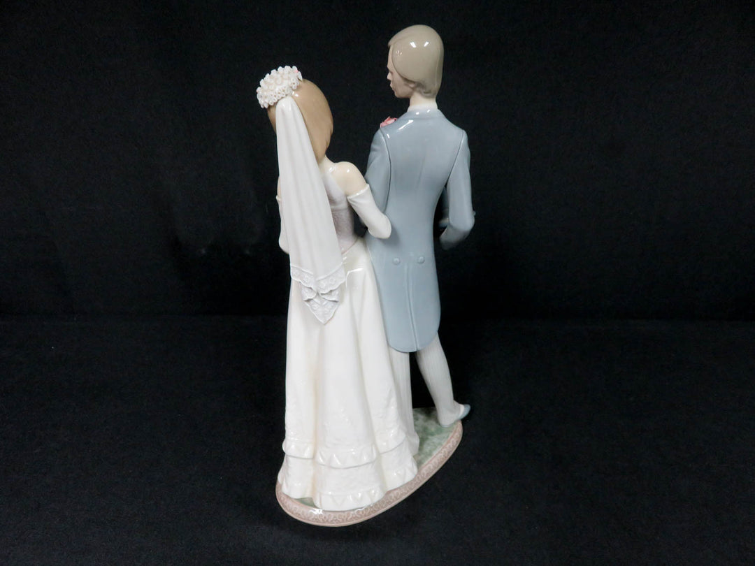 Lladró Bride and Groom Figurine