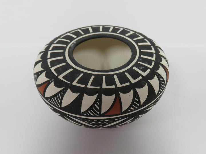 Acoma Seed Pot