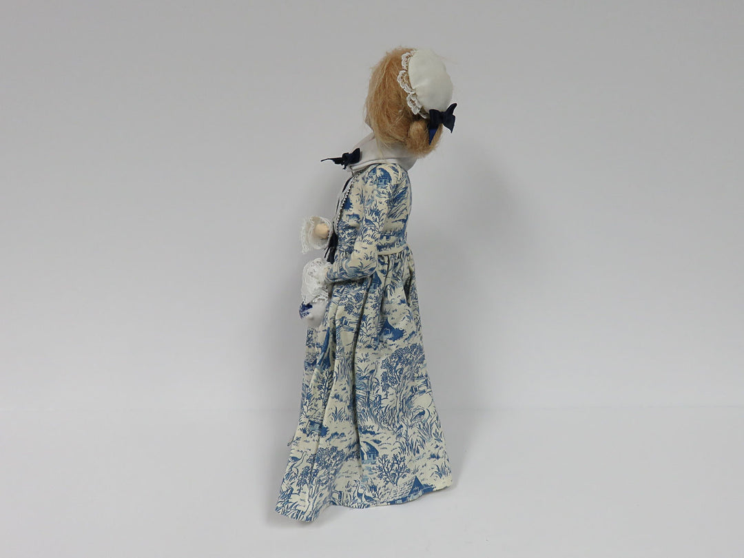 Byers Choice Woman Caroler