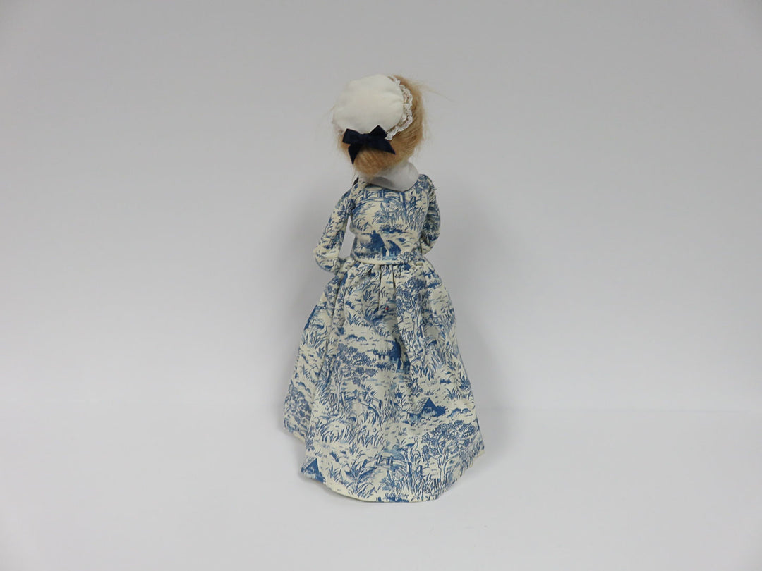 Byers Choice Woman Caroler