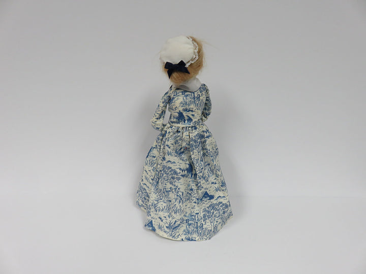 Byers Choice Woman Caroler