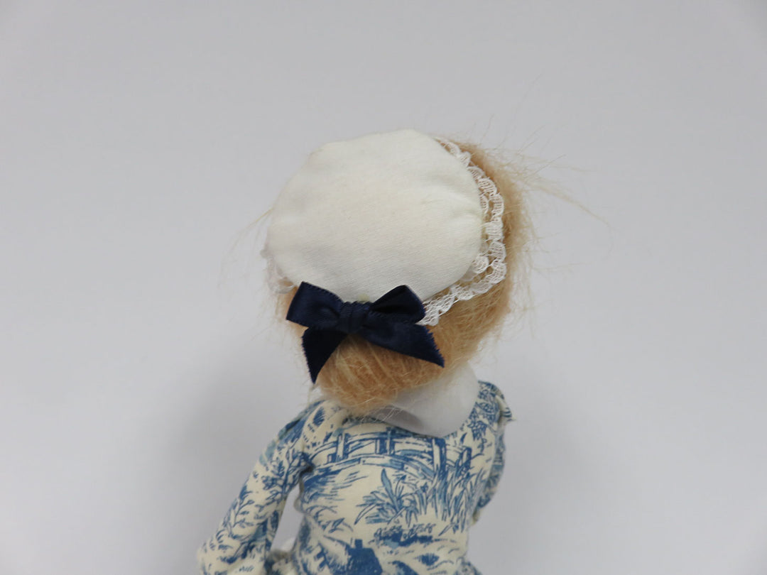 Byers Choice Woman Caroler