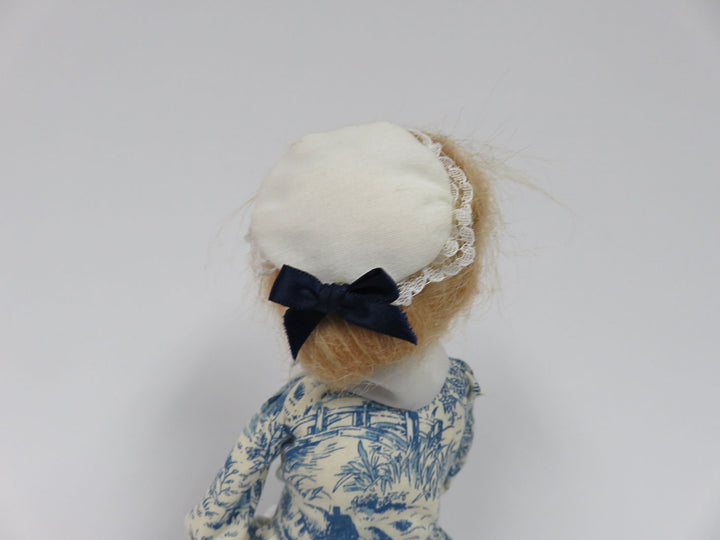 Byers Choice Woman Caroler