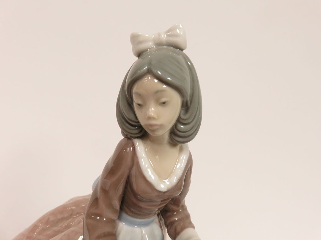 Lladró "Jolie" Figurine
