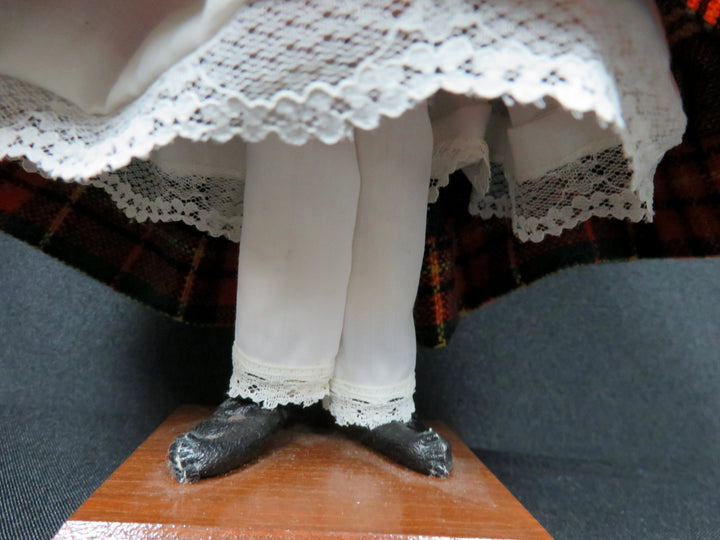 Simpich Christmas Caroler