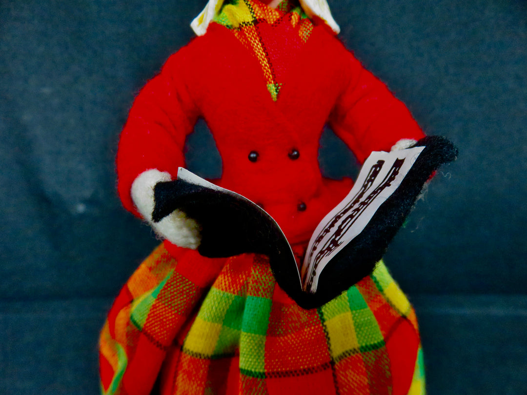 Simpich Christmas Caroler