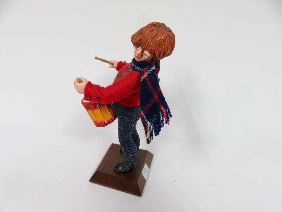 Simpich Christmas Caroler