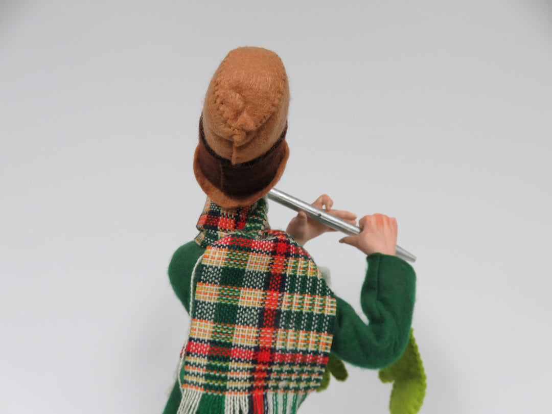 Simpich Christmas Caroler