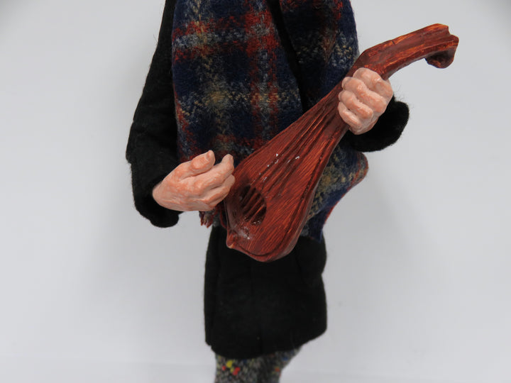 Simpich Christmas Caroler