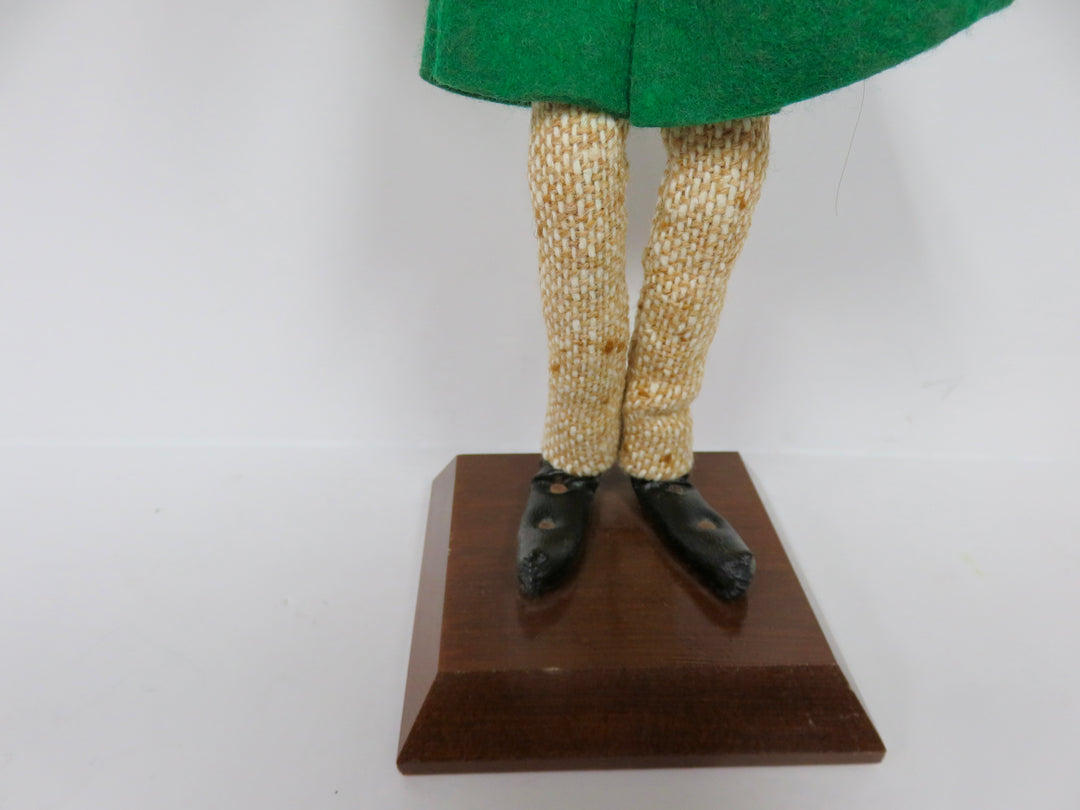 Simpich Christmas Caroler