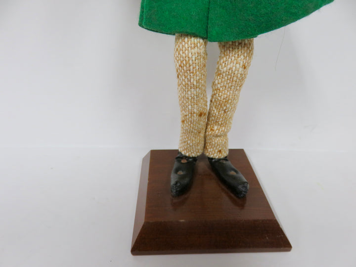 Simpich Christmas Caroler