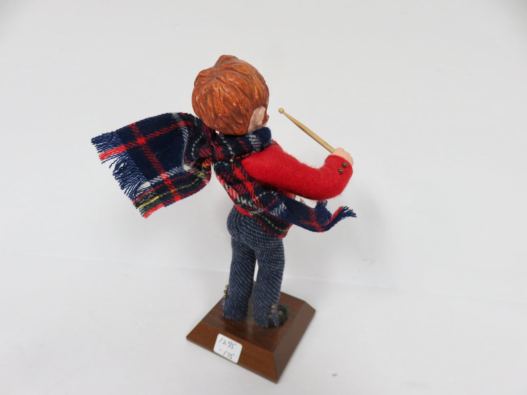 Simpich Christmas Caroler