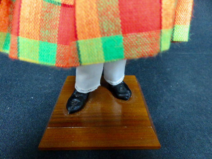 Simpich Christmas Caroler