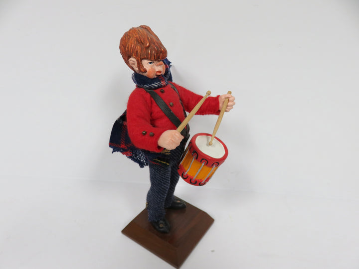 Simpich Christmas Caroler