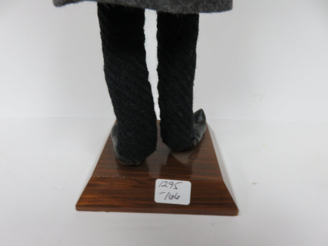 Simpich Christmas Caroler