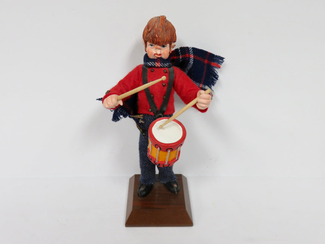 Simpich Christmas Caroler