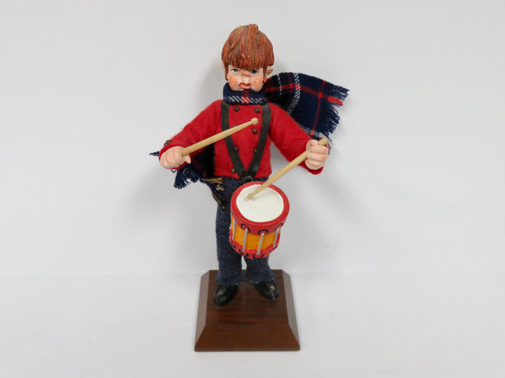 Simpich Christmas Caroler