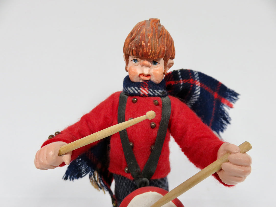 Simpich Christmas Caroler